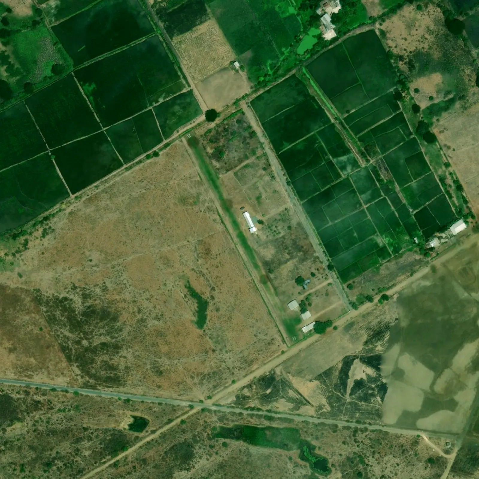 Imagen satelital del aeroparque con la pista 15/33